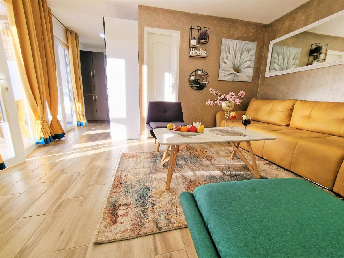 Holiday House Boost With Heated Pool Klis Exterior foto