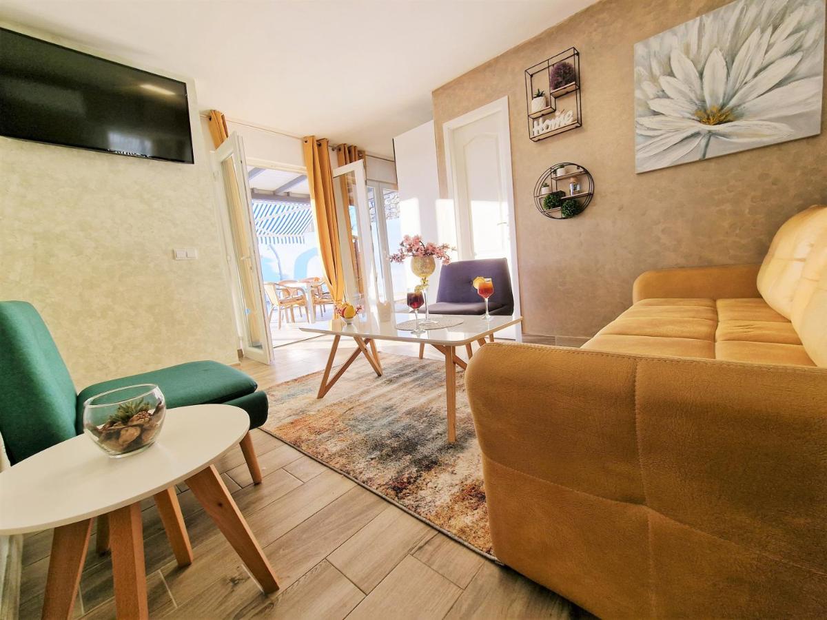 Holiday House Boost With Heated Pool Klis Exterior foto