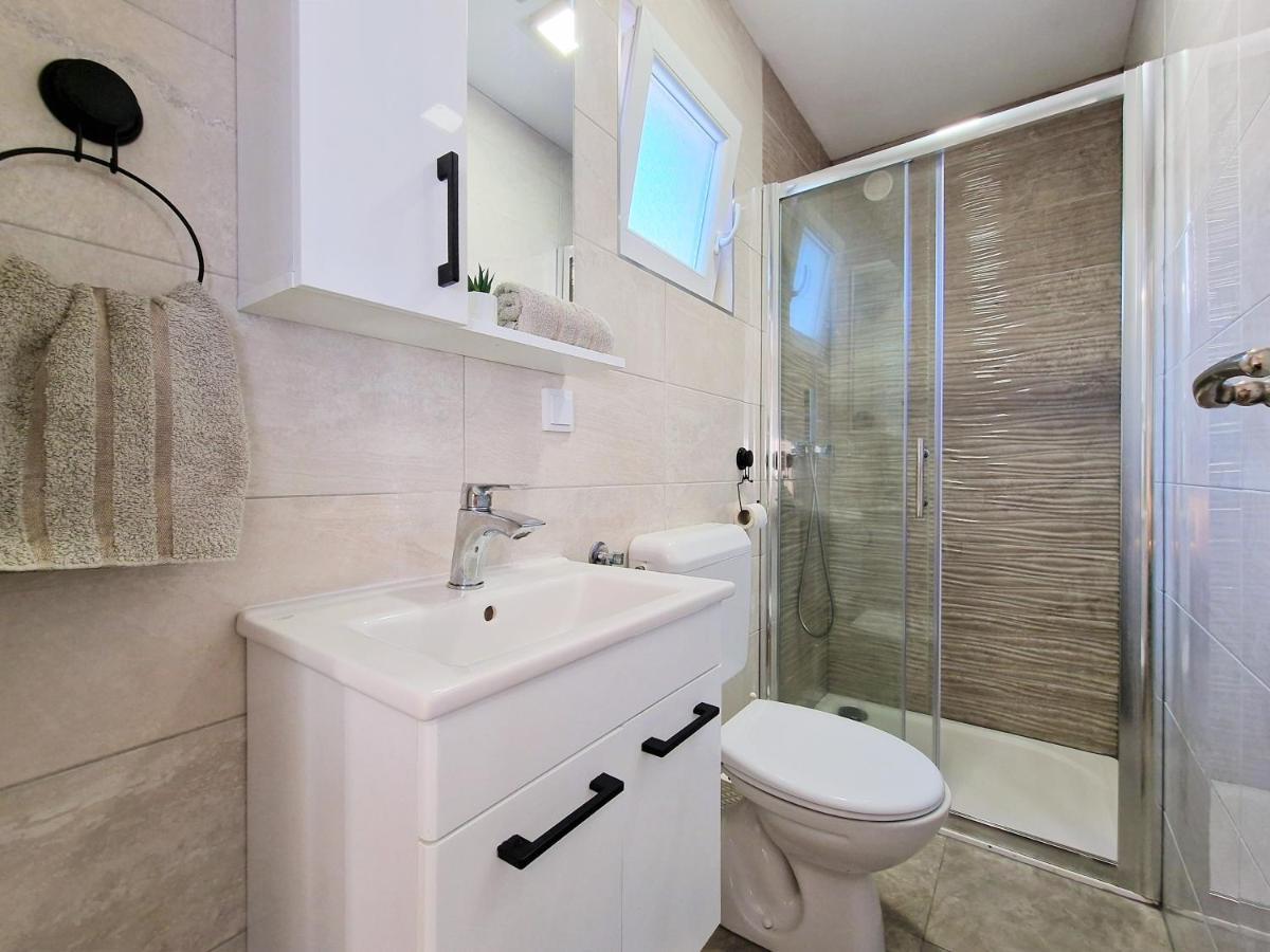 Holiday House Boost With Heated Pool Klis Exterior foto