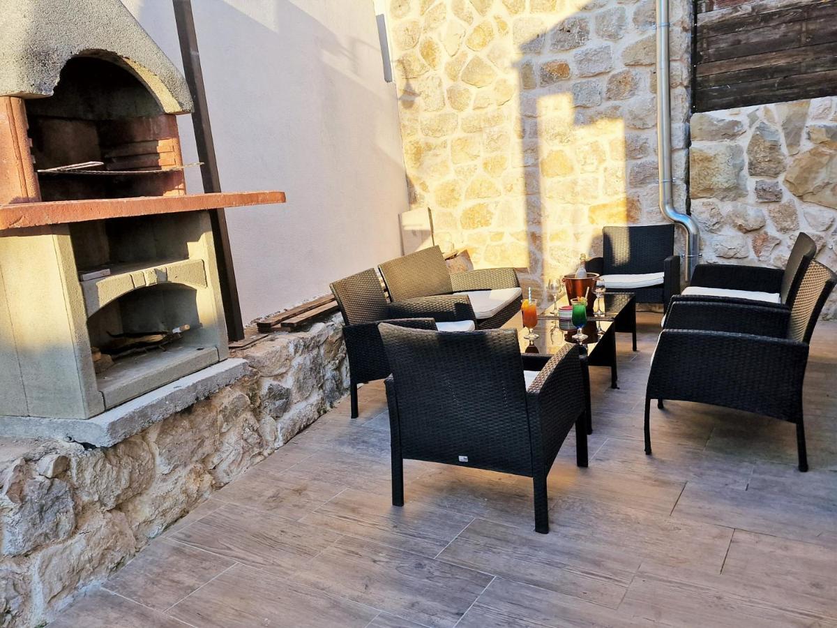 Holiday House Boost With Heated Pool Klis Exterior foto