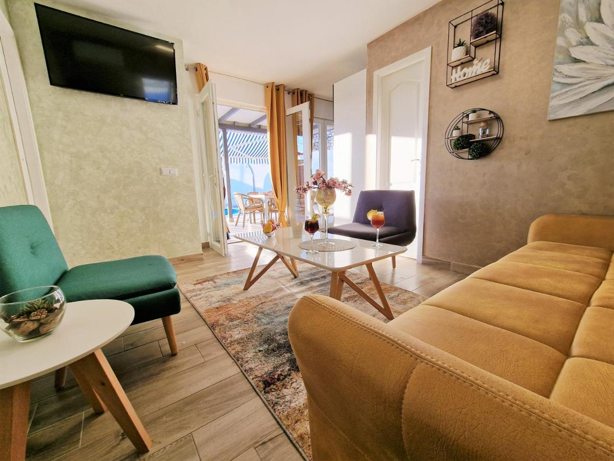 Holiday House Boost With Heated Pool Klis Exterior foto