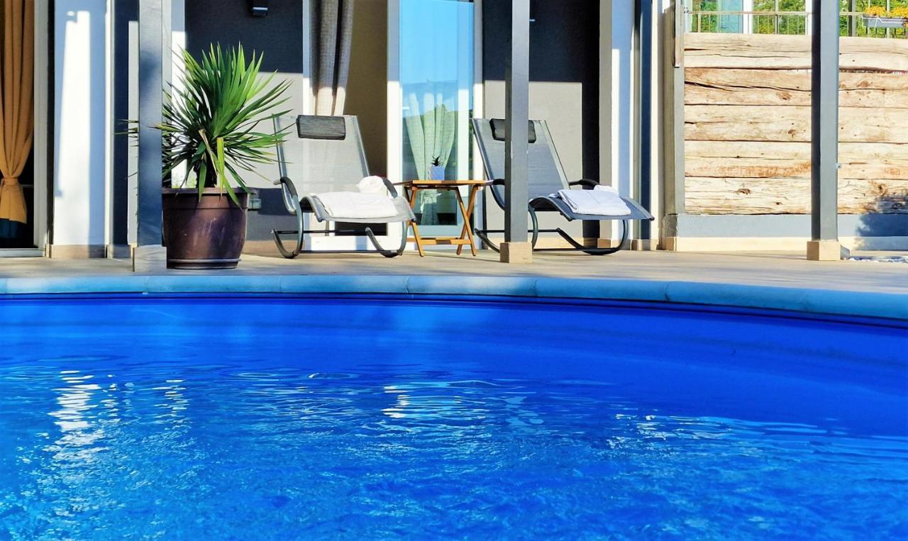 Holiday House Boost With Heated Pool Klis Exterior foto